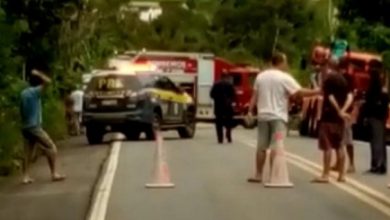 Foto de Carretas com etanol tombam na BR-101; Corpo de Bombeiros de SAJ é acionado