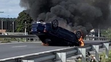 Foto de Após acidente, homem morre e manifestantes ateiam fogo em carro na cidade Santo Estêvão