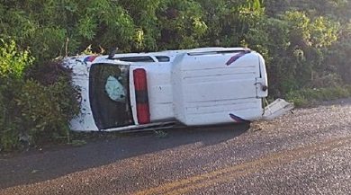 Foto de Ambulância que estaria transportando paciente para SAJ sofre acidente na BA-542