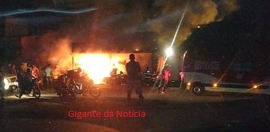 Foto de Veículos pegam fogo em ferro velho na BR-101 em Santo Antônio de Jesus