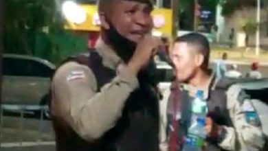 Foto de Salvador: Policial natural de Nazaré viraliza nas redes sociais após ser filmado cantando em bar