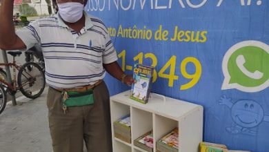 Foto de Há 5 anos vendendo livros de cruzadinha, idoso aproveita para levar a palavra de Deus as pessoas