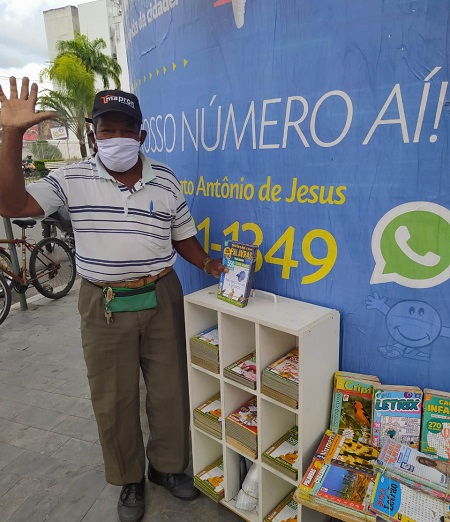 Há 5 anos vendendo livros de cruzadinha, idoso aproveita para levar a palavra de Deus as pessoas ...