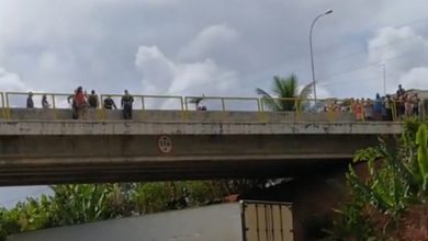 Foto de EXCLUSIVO: Bombeiros e Polícia Militar se unem para salvar mulher em viaduto; veja o vídeo