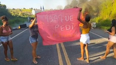 Foto de Isaque pede socorro, família de recém-nascido protesta e interdita BR-101 em Santo Antônio de Jesus