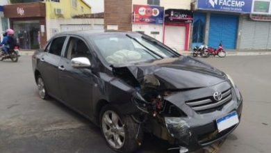 Foto de SAJ: Carro colide em semáforo na Praça Renato Machado