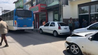 Foto de Ônibus do transporte coletivo de SAJ se envolve em acidente na Rua Cosme e Damião