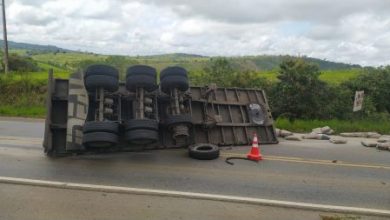 Foto de Carreta com carga de cimento tomba na BR-101 próximo a Santo Antônio de Jesus