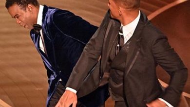 Foto de Will Smith dá tapa no rosto de Chris Rock durante o Oscar 2022