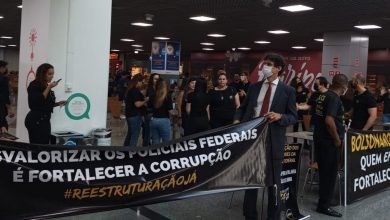 Foto de Mais de 60 policiais federais se reúnem em ato contra Bolsonaro em aeroporto de Salvador