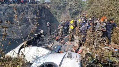 Foto de Homem fazia live no momento exato em que avião cai no Nepal