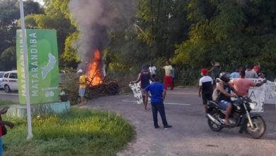 Foto de Taxistas fazem protesto na Ilha de Itaparica com queima de pneus e galhos de árvore