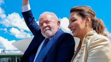 Foto de Lula toma posse como presidente do Brasil pela terceira vez