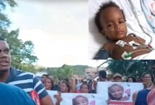 Foto de Família protesta por regulação: criança internada no Hospital Regional de SAJ, tem 70% do pulmão comprometido