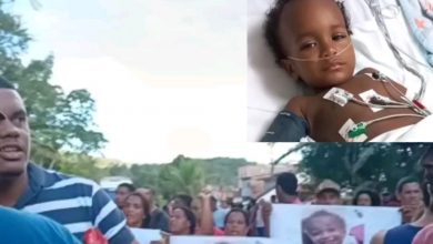Foto de Família protesta por regulação: criança internada no Hospital Regional de SAJ, tem 70% do pulmão comprometido