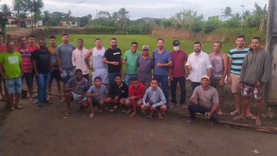 Foto de Wagner da Ilha D’Ajuda e Péricles Silva doam 350m de grama para a reforma de campo de futebol no Capão 2 em Jaguaripe