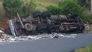 Foto de Condutor morre após caminhão tombar na BA-026, entre Santo Antônio de Jesus e Varzedo