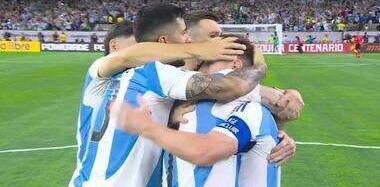 Foto de Goleiro salva, e Argentina avança em jogo louco com erro em cavadinha de Messi