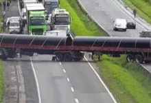 Foto de Bahia: Trecho da BR-324 é interditado após carreta ficar atravessada na pista: região de Amélia Rodrigues