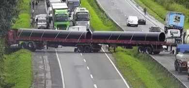 Foto de Bahia: Trecho da BR-324 é interditado após carreta ficar atravessada na pista: região de Amélia Rodrigues