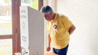 Foto de Euvaldo Rosa vota e destaca importância da participação democrática em Santo Antônio de Jesus