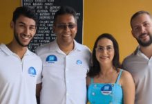 Foto de Edvaldo da Recôncavo candidato a prefeito em Santo Antônio de Jesus, chega com familiares ao Rotary Club para votar