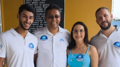 Foto de Edvaldo da Recôncavo candidato a prefeito em Santo Antônio de Jesus, chega com familiares ao Rotary Club para votar