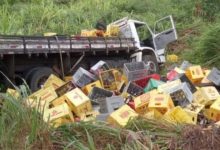 Foto de Caminhão carregado de cerveja tomba na BA-001 em Vera Cruz