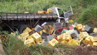 Foto de Caminhão carregado de cerveja tomba na BA-001 em Vera Cruz