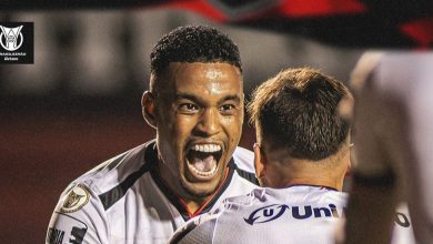 Foto de Alerrandro faz dois, Vitória supera o Fortaleza e garante permanência no Brasileirão