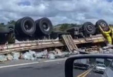 Foto de Caminhão tomba na BR-101, entre SAJ e Conceição do Almeida; carga de água mineral é saqueada