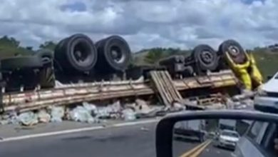 Foto de Caminhão tomba na BR-101, entre SAJ e Conceição do Almeida; carga de água mineral é saqueada