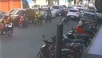 Foto de Vídeo mostra momento que moto colide em carro no centro de Santo Antônio de Jesus