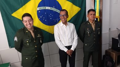 Foto de SAJ: Subtenente Quaresma passa o comando do Tiro de Guerra para o Primeiro Sargento Glaydson; prefeito Genival participou da cerimônia