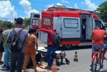 Foto de Moto bate em carro na Rua da Linha em Santo Antônio de Jesus e motociclista é socorrida pelo SAMU