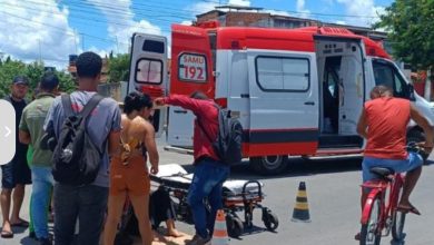 Foto de Moto bate em carro na Rua da Linha em Santo Antônio de Jesus e motociclista é socorrida pelo SAMU