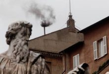 Foto de Fumaça preta na Capela Sistina marca primeiro dia do conclave; nome do próximo papa não saiu