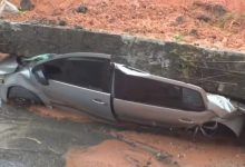 Foto de Carro é esmagado por estrutura de concreto e fica destruído após deslizamento de terra na Bahia