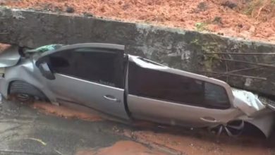 Foto de Carro é esmagado por estrutura de concreto e fica destruído após deslizamento de terra na Bahia