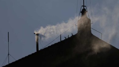 Foto de Fumaça branca no Vaticano confirma escolha do novo papa; nome ainda não foi revelado