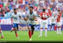 Foto de Bahia supera expulsão-relâmpago, derrota Vitória na Arena Fonte Nova e encosta no G-4 do Brasileirão 2025