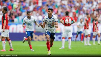 Foto de Bahia supera expulsão-relâmpago, derrota Vitória na Arena Fonte Nova e encosta no G-4 do Brasileirão 2025