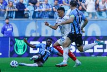 Foto de Com pênalti polêmico, Bahia perde para o Grêmio fora de casa pelo Brasileirão 2025