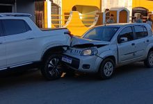 Foto de SAJ: homem pula de carro em movimento em frente ao Batalhão para escapar de sequestro, em seguida carro bate em outro veículo na Teodoro Dias Barreto