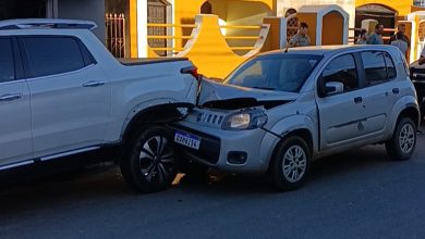 Foto de SAJ: homem pula de carro em movimento em frente ao Batalhão para escapar de sequestro, em seguida carro bate em outro veículo na Teodoro Dias Barreto