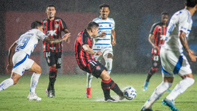 Foto de Vitória empata com o Cruzeiro sob forte chuva e segue ameaçado no Brasileirão 2025