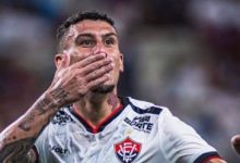 Foto de Vitória vence o São Paulo e escapa do rebaixamento na rodada final do Brasileirão 2025